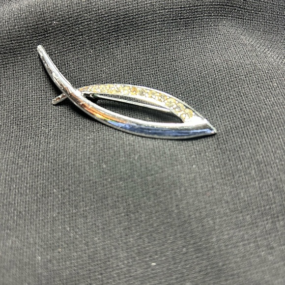 π CLEARANCE π 2/5 VTG Silver Tone Metal Brooch. Missing a few stones. - Picture 5 of 5